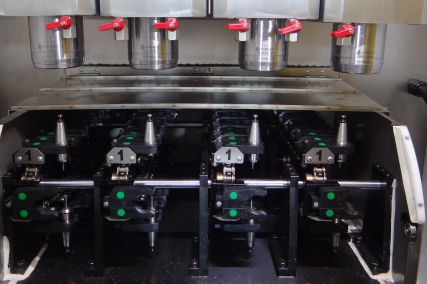 Sealed fast rolling servo tool magazine